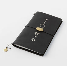 Carica l&#39;immagine nel visualizzatore di Gallery, Traveler&#39;s Note Brass Charm TOKYO traveler&#39;s factory
