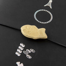 Carica l&#39;immagine nel visualizzatore di Gallery, Traveler&#39;s Note Brass Charm TOKYO traveler&#39;s factory
