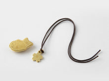 Carica l&#39;immagine nel visualizzatore di Gallery, Traveler&#39;s Note Brass Charm TOKYO traveler&#39;s factory
