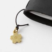 Carica l&#39;immagine nel visualizzatore di Gallery, Traveler&#39;s Note Brass Charm TOKYO traveler&#39;s factory
